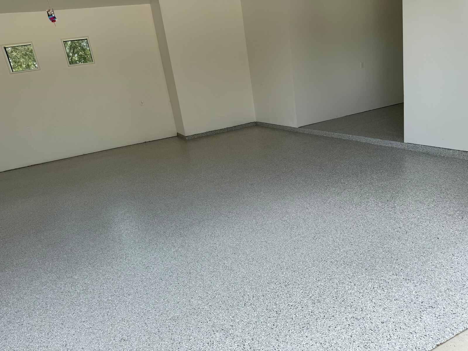 Garaje terminado, piso de hojuela claro