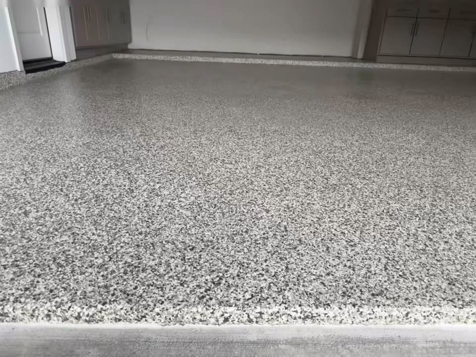Piso de hojuela gris, borde limpio